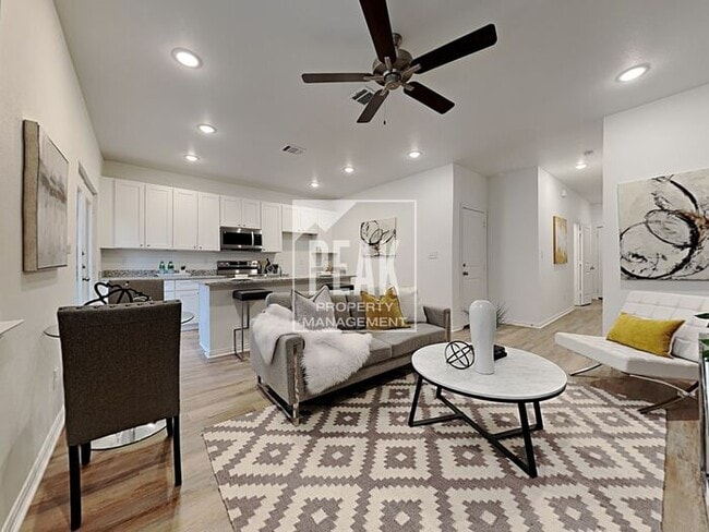 Foto del edificio - $1715 Beautiful 3 bed 2.5 bath townhome! Ready on 4/10!