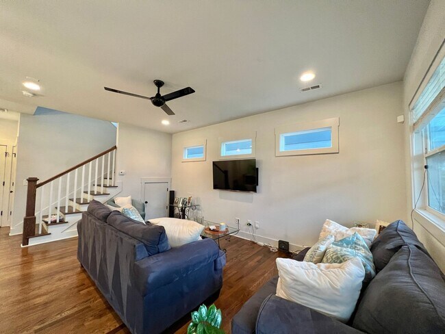 Foto del edificio - End Unit 3 Bed, 2.5 Bath Townhome w/ 2 Car...