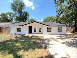 Building Photo - 1011 N Lucas Dr