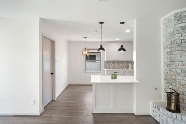 Building Photo - 10110 Bob White Dr