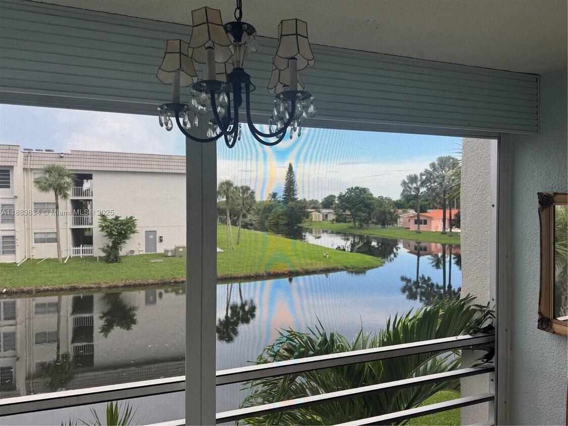 Foto principal - 8595 Sunrise Lakes Blvd