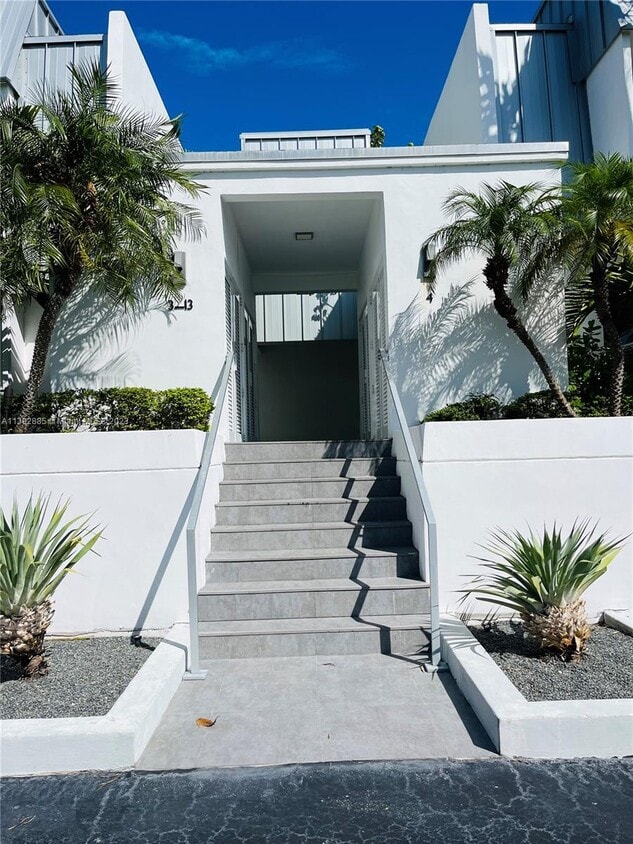 Primary Photo - 166 Harbor Dr