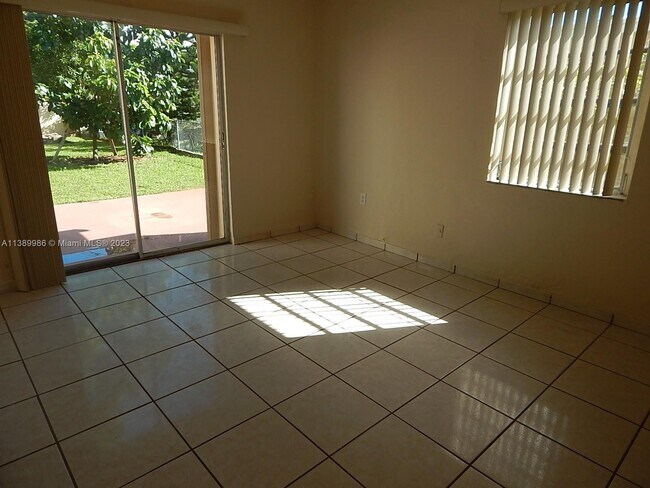 Foto del edificio - 3671 SW 24th St