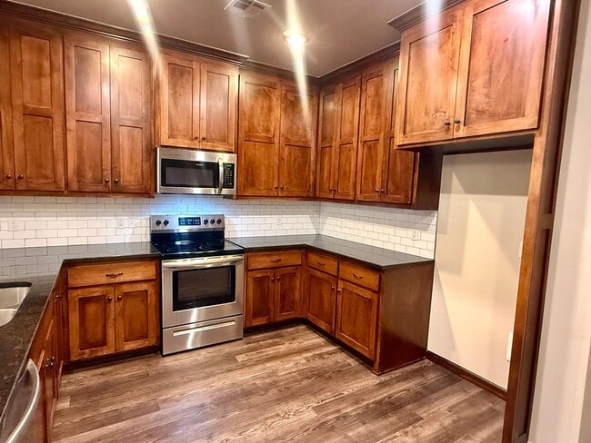 Building Photo - Beautiful 2 Bed 2 Bath! $500 Off First Ful...