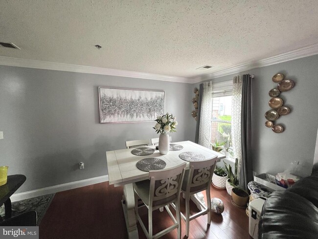Building Photo - 14200 Valleyfield Dr