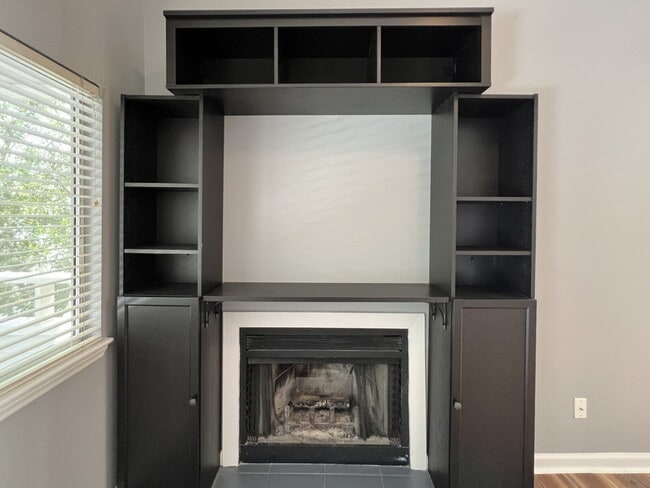 Building Photo - Freshly Updated Condo!