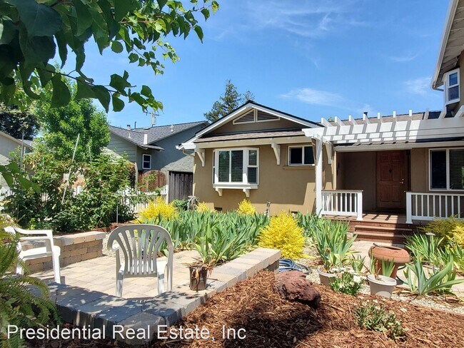 Building Photo - 4 br, 2.5 bath House - 981 Lorne Way