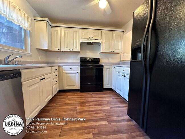 Building Photo - Spacious 2-Bedroom Townhome in Ideal Rohne...