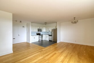 Building Photo - 4555 Av. Bonavista