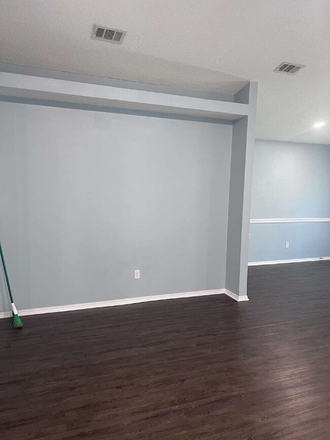 Building Photo - 989 Claeven Cir