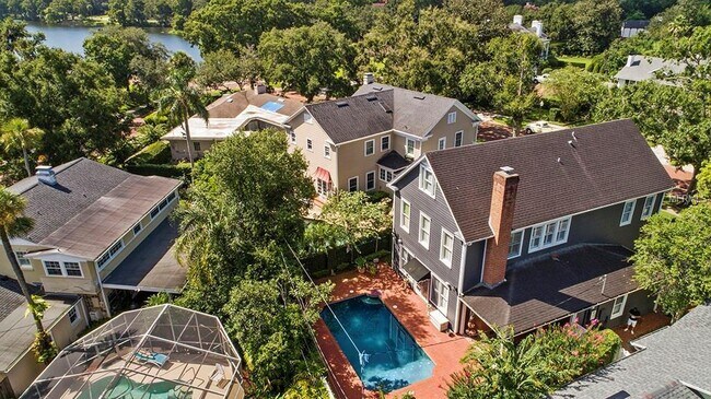 Foto del edificio - 1119 Belleaire Cir