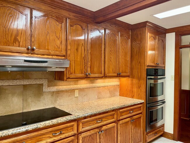 Building Photo - Beautifully updated large 4BR house in Woo...