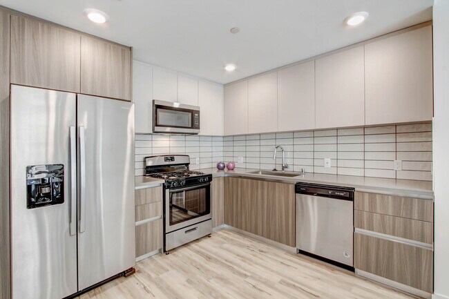 Building Photo - 1540 S Hayworth Ave