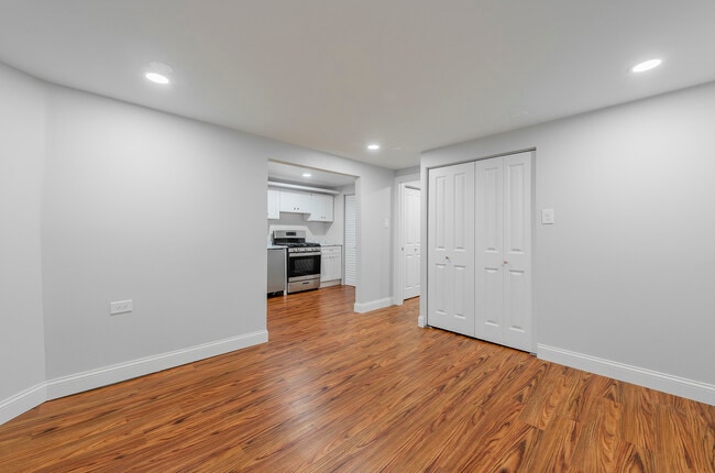 Building Photo - 666 E 50th Pl