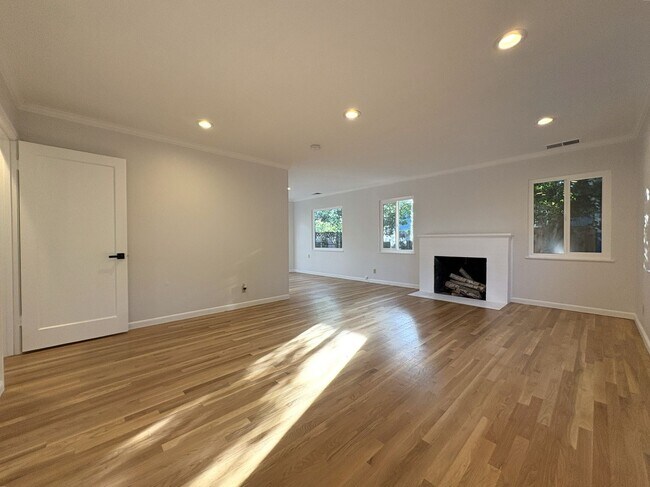 Foto del edificio - Charming Palo Alto Home with Renovated Kitchen & Spacious Backyard