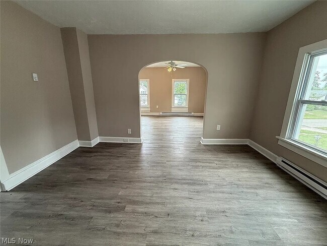 Foto del edificio - 323 Columbus St