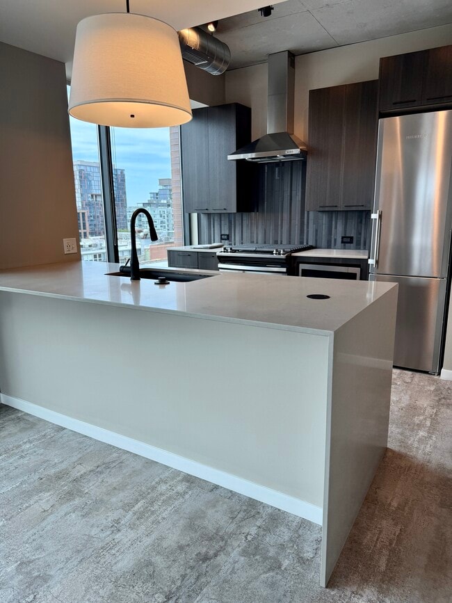 Building Photo - 917 W Washington Blvd