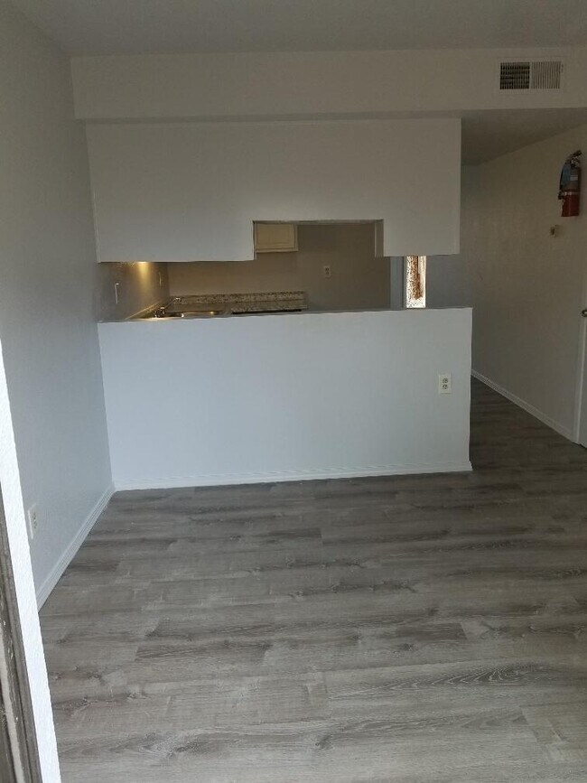 Building Photo - 303 Vassar Dr SE