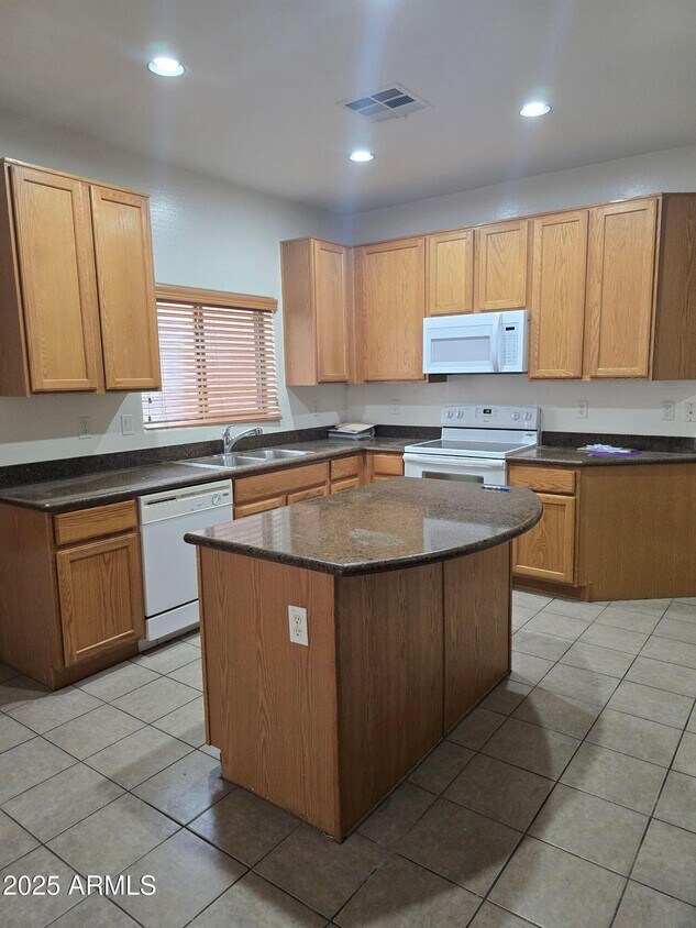 Foto del edificio - 2710 E Chester Dr