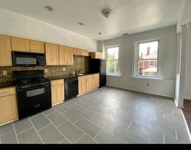 Building Photo - 213 Amber St
