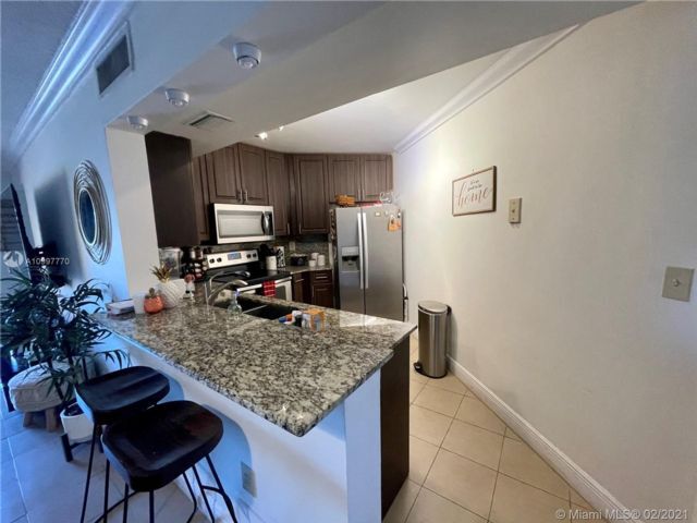 Building Photo - 9731 Fontainebleau Blvd