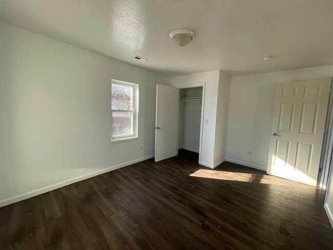 Building Photo - Available Now Beautiful 3 bedroom 1 bath home