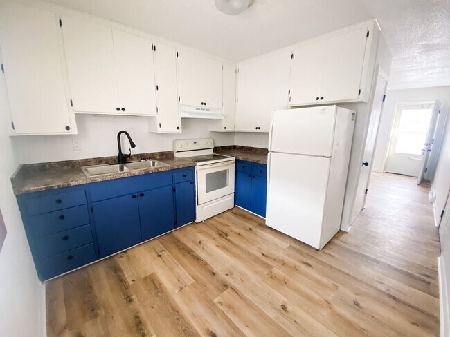 Building Photo - 2 Bed 1 Bath Duplex with Fenced Yard!