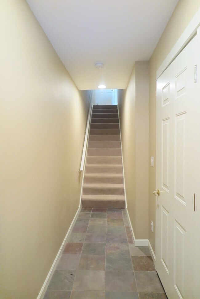 Foto del edificio - Discover easy living at Forest Heights 2b/2ba Townhome!
