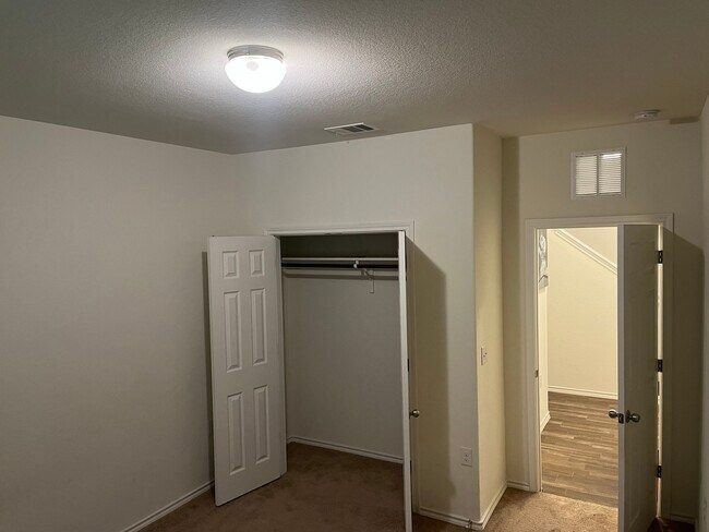 Foto del edificio - 6317 Graymont Dr