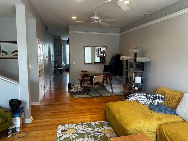 Foto del edificio - 1528 W Wellington Ave