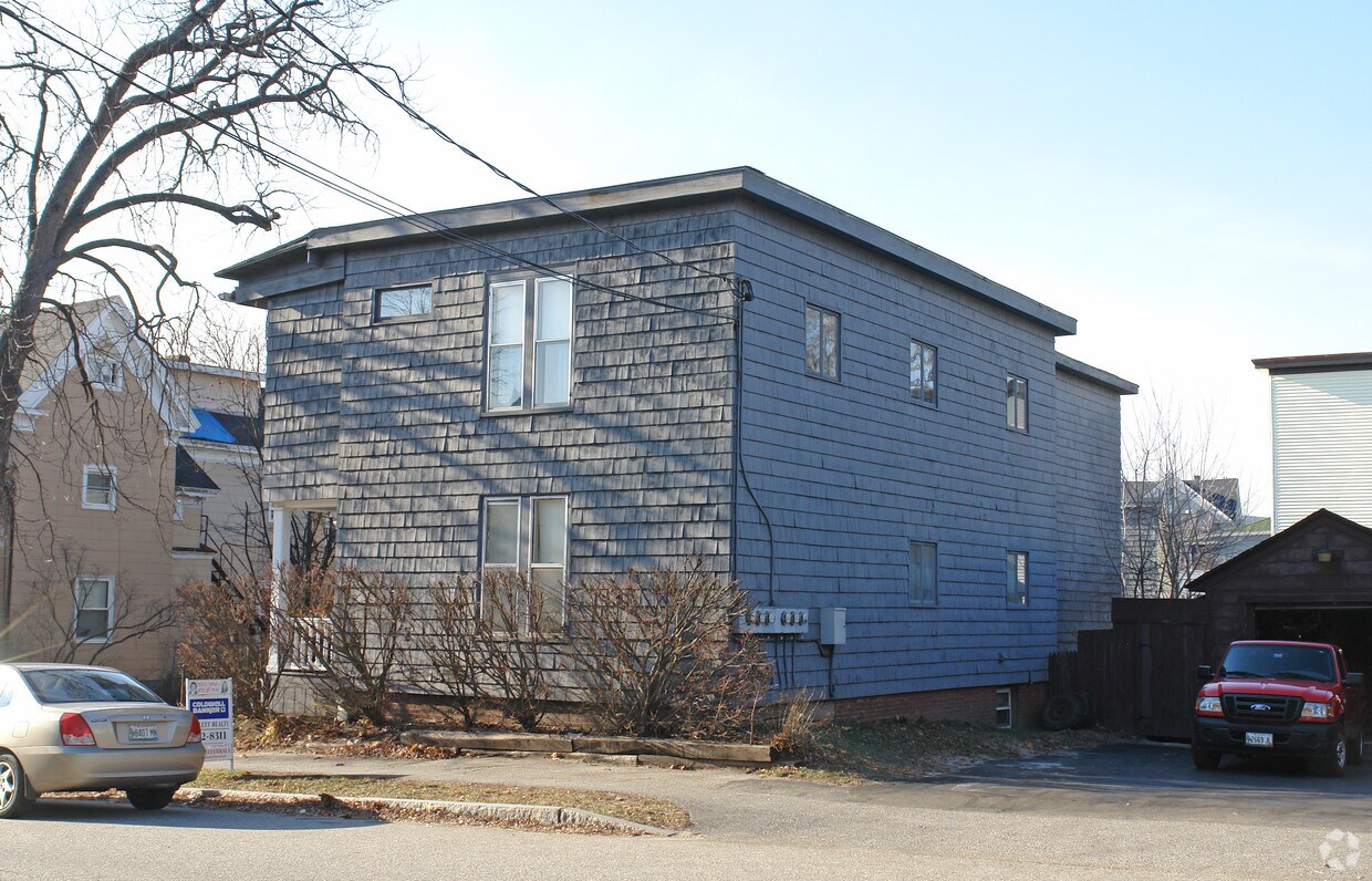 Building Photo - 100 College St