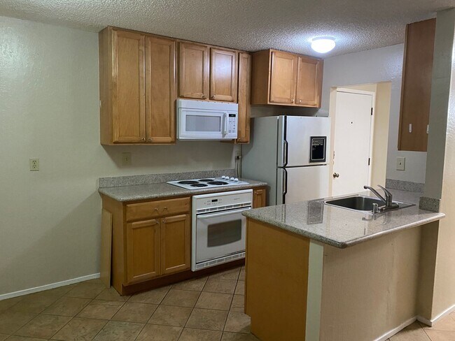 Building Photo - 1br Condo near Lake Merritt!