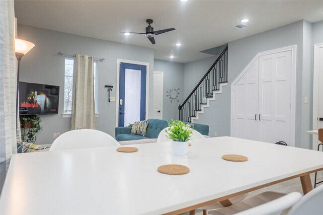 Foto del edificio - 2214 Des Chaumes St