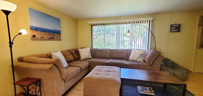 Foto del edificio - Charming 3-Bedroom, 1.5-Bathroom Fully Fur...