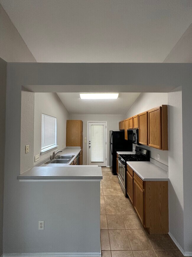 Kitchen - 2906 Whisper Oaks Ln