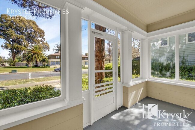 Building Photo - Cute historical home on Mare Island
