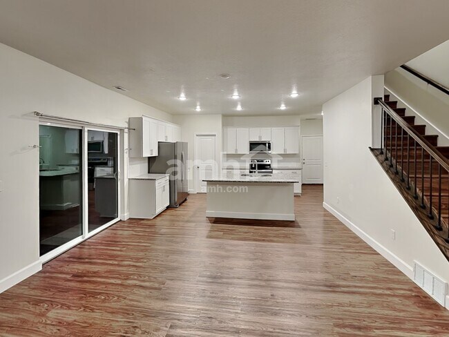 Foto del edificio - 1359 E White St