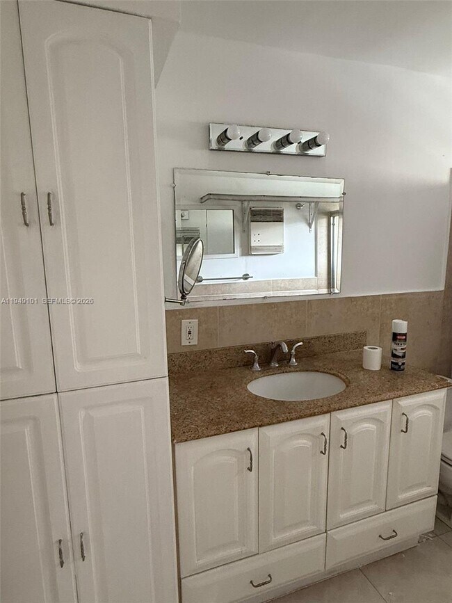 Foto del edificio - 10250 W Bay Harbor Dr