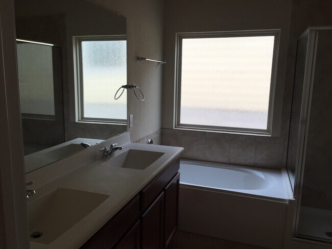 Building Photo - Beautiful 3 bedroom 2 story