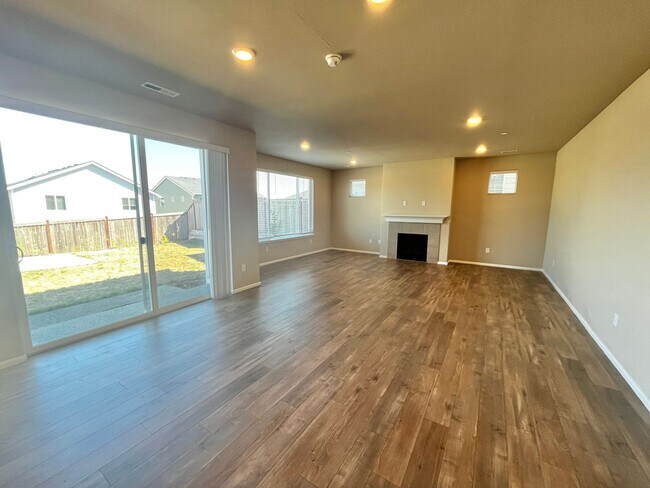 Foto del edificio - Expansive Baker Heights Home Close to Bases