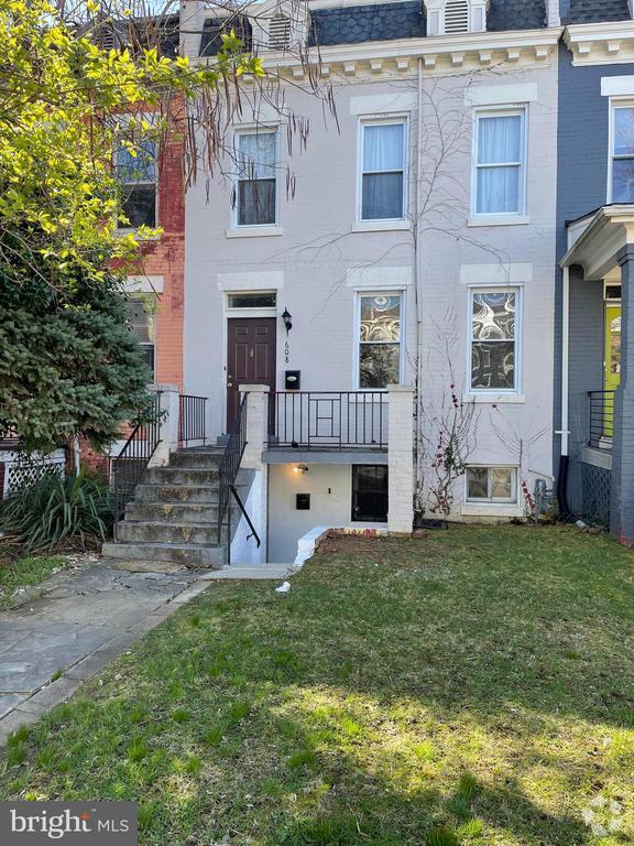 Building Photo - 608 Kenyon St NW