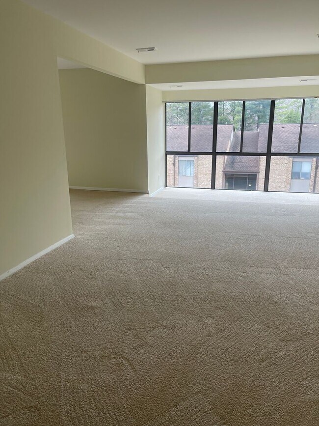 Foto del edificio - TOP FLOOR CONDO WITH ALL UTILITIES INCLUDED