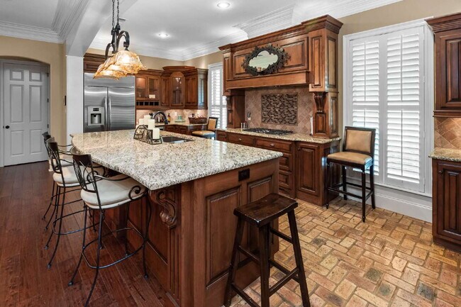 Building Photo - Beautiful Executive style home on an acre