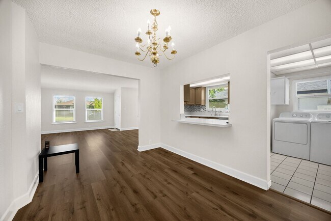 Foto del edificio - 3 Bed / 2 Bath Home with 2 Car Garage