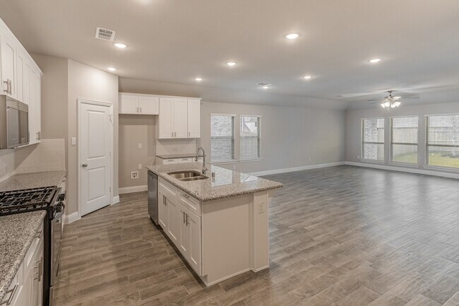 Foto del edificio - 5917 Bellflower Dr