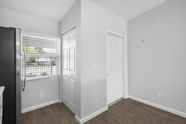 Building Photo - 5078 SE Isabelita Ave