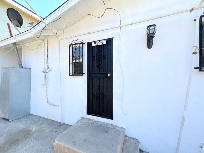 Building Photo - 950 Clela Ave