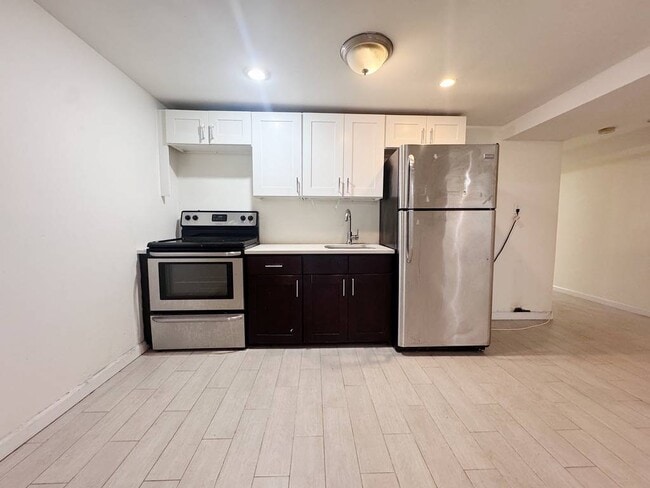 Building Photo - 10916 Woodley Ave