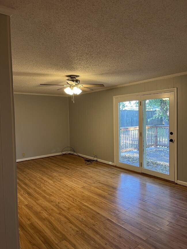 Building Photo - 100 Carbine Ct