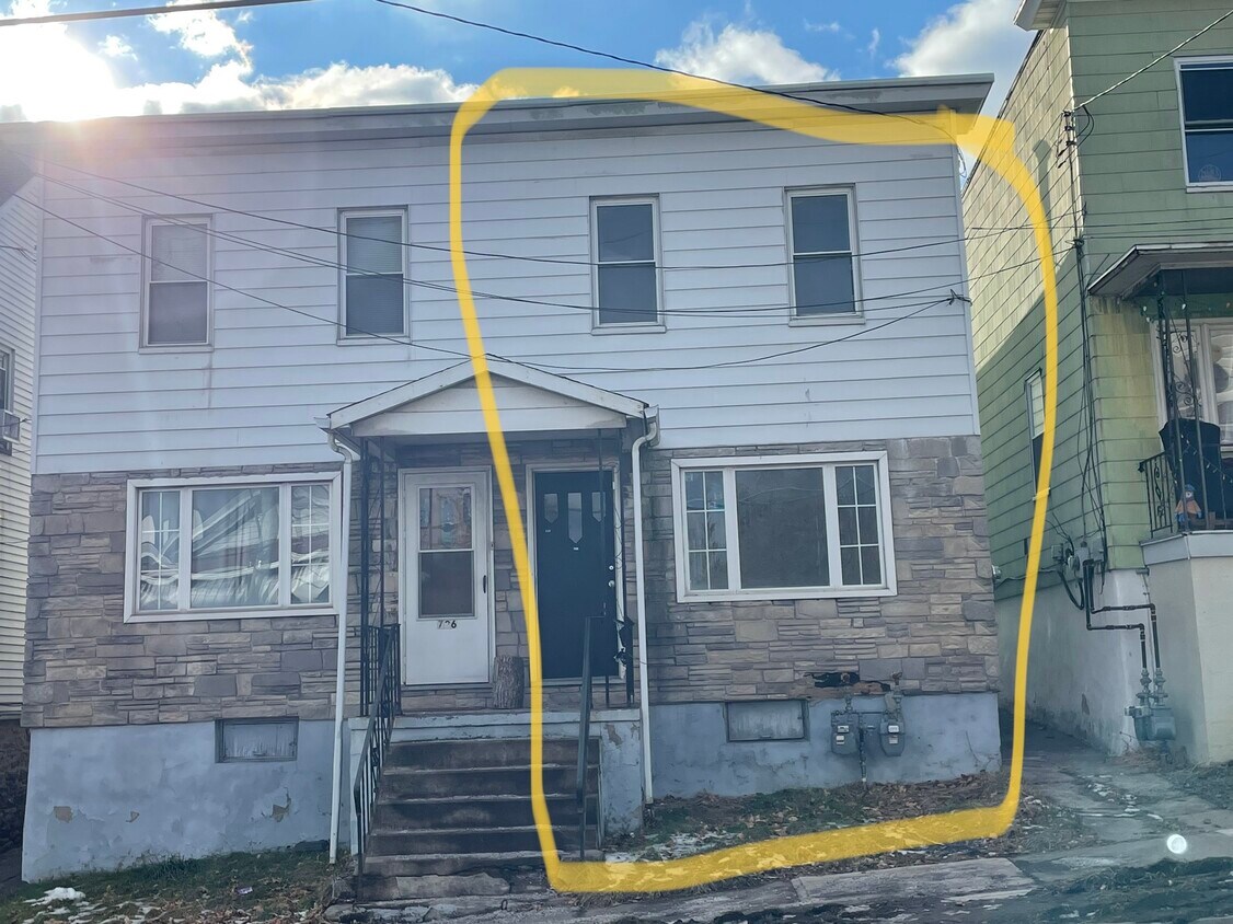 Primary Photo - 738 Main St